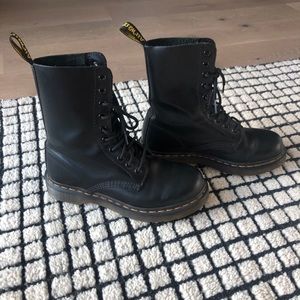 Dr. Martens 1490 10- eye boots in black